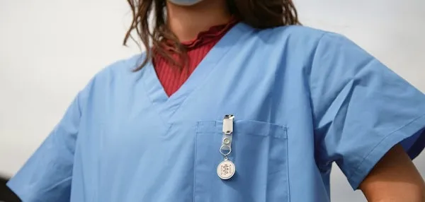 Frau in medizinischer Kleidung